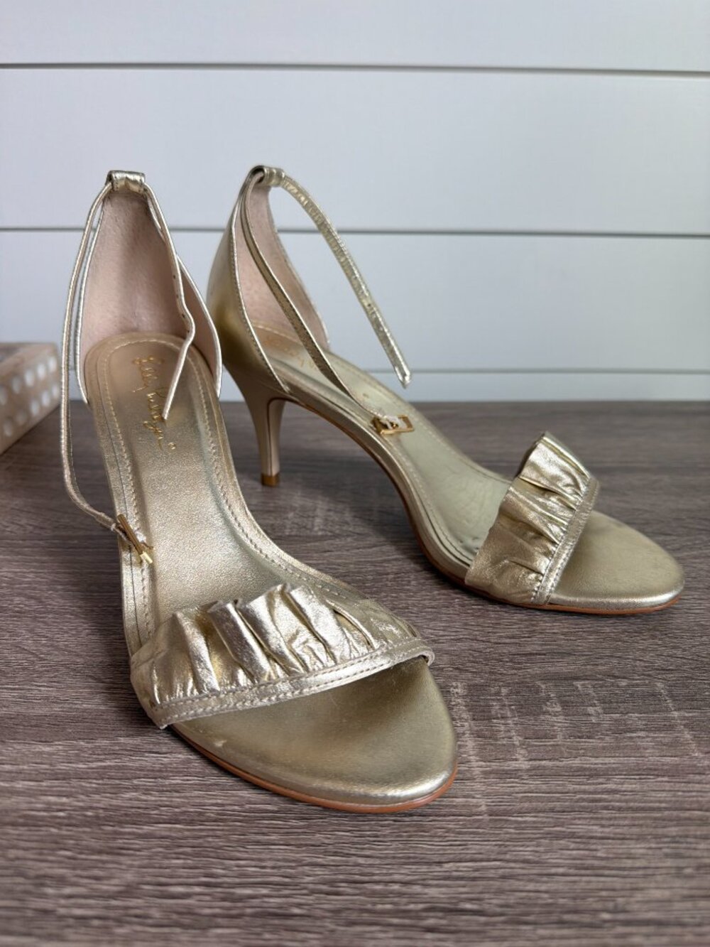 Like New Lily Pulitzer Carly Gold Ruffle Leather Heel Size 8.5